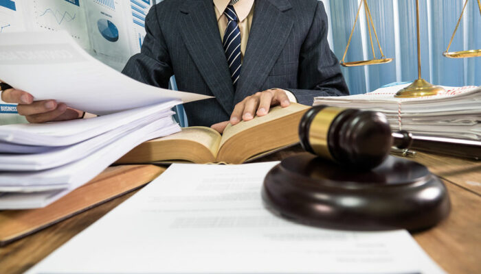 8 Tips to Choose the Right Truck Accident Injury Lawyer