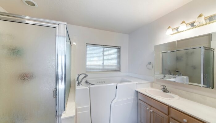 Walk-in Tubs for Seniors in Canada: A Comprehensive Guide
