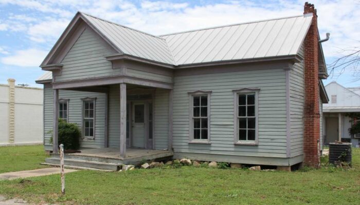 Abandoned Houses for Seniors – Benefits, Pricing, and Things to Consider