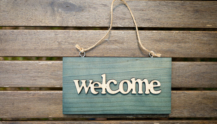 5 unique welcome hanging signs to have