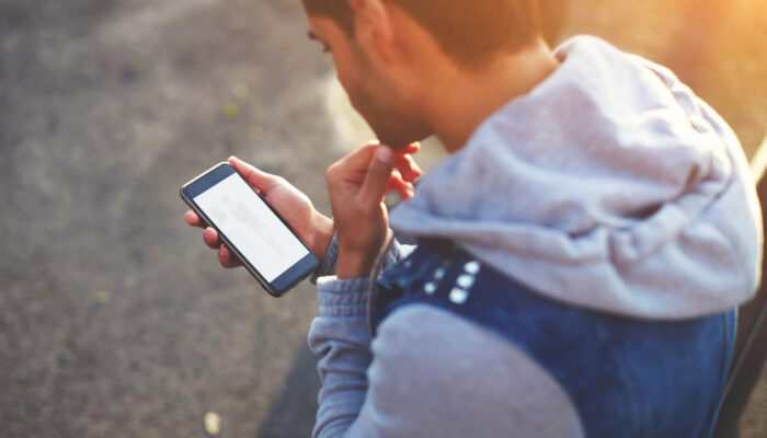 7 inexpensive phone deals to save money